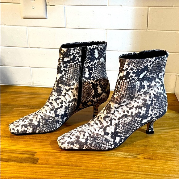 NWOB Gianni Bini Palmero Women’s Snake Print Snip Toe Bootie - Picture 3 of 5
